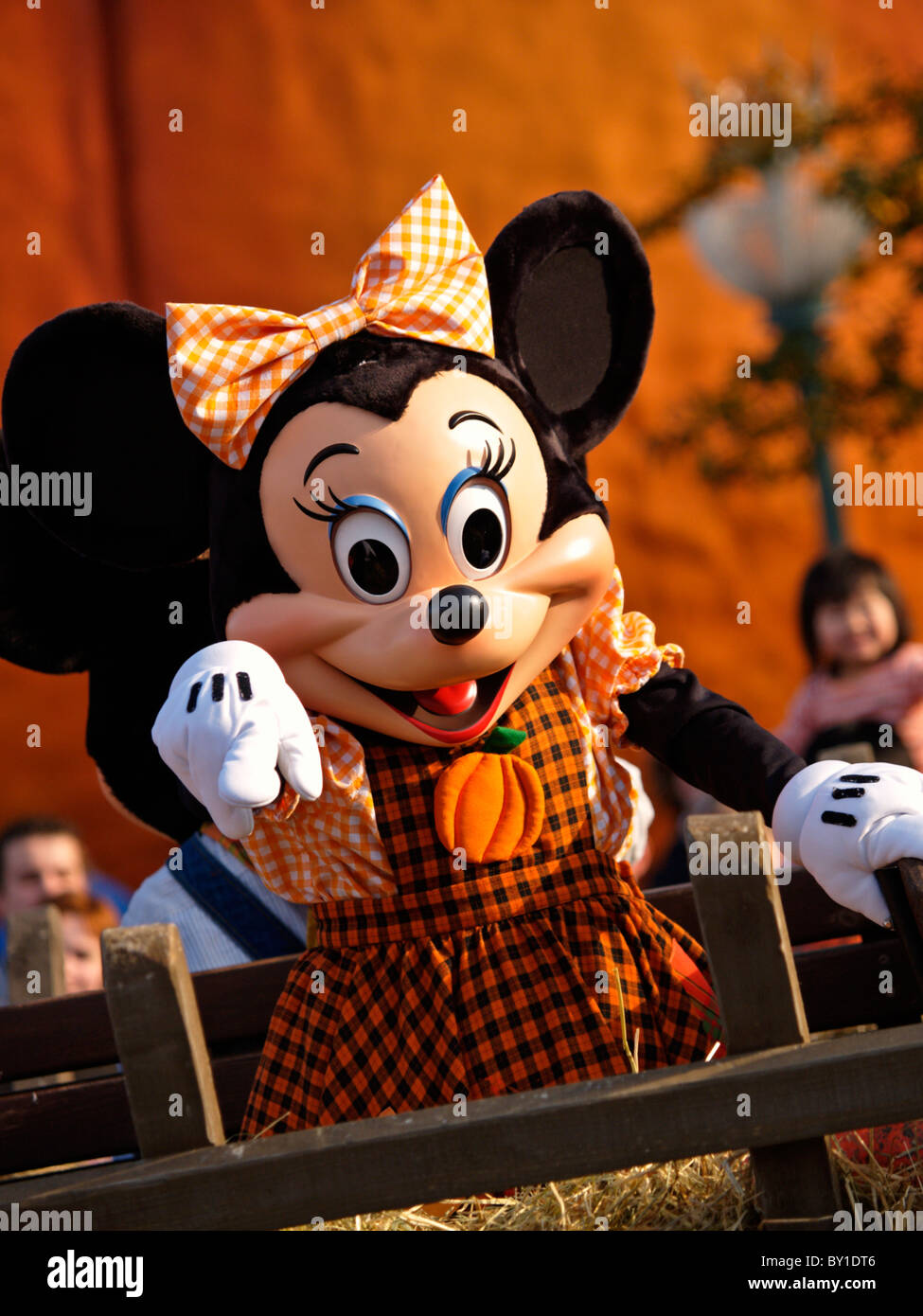 La Minnie Mouse Disney carattere sventolando presso la folla durante la parata su Main Street Eurodisney Parigi Francia Halloween stagione Foto Stock
