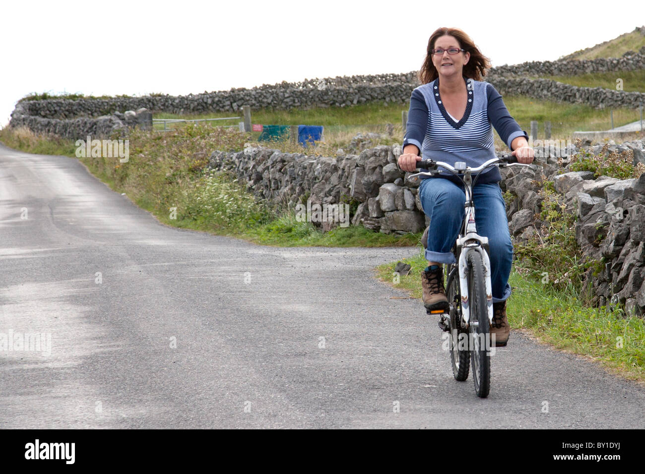 Donna Bicicletta Equitazione Isole Aran inishmore County Galway Irlanda Foto Stock