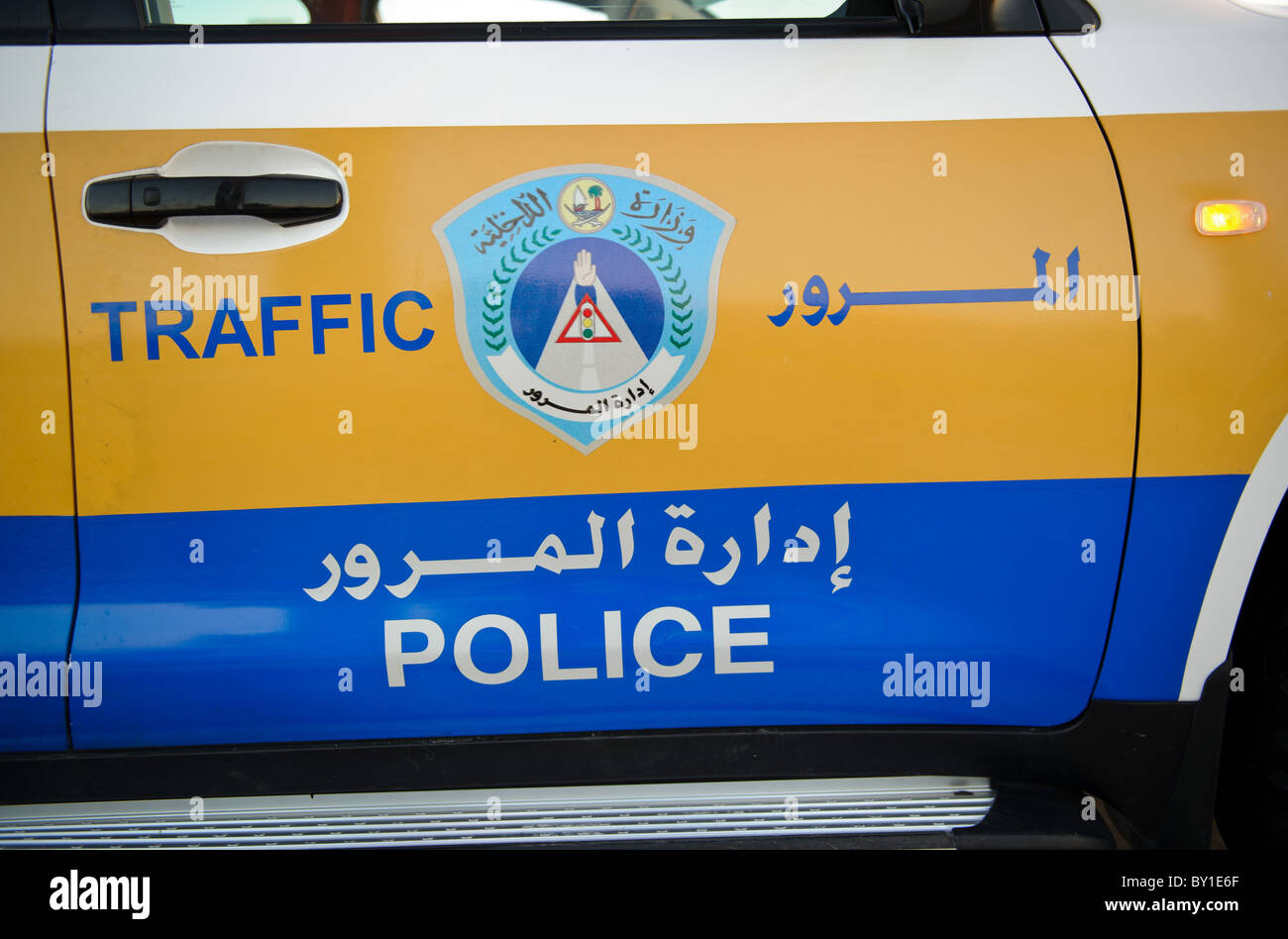 Un traffico auto della polizia a Doha, in Qatar Foto Stock