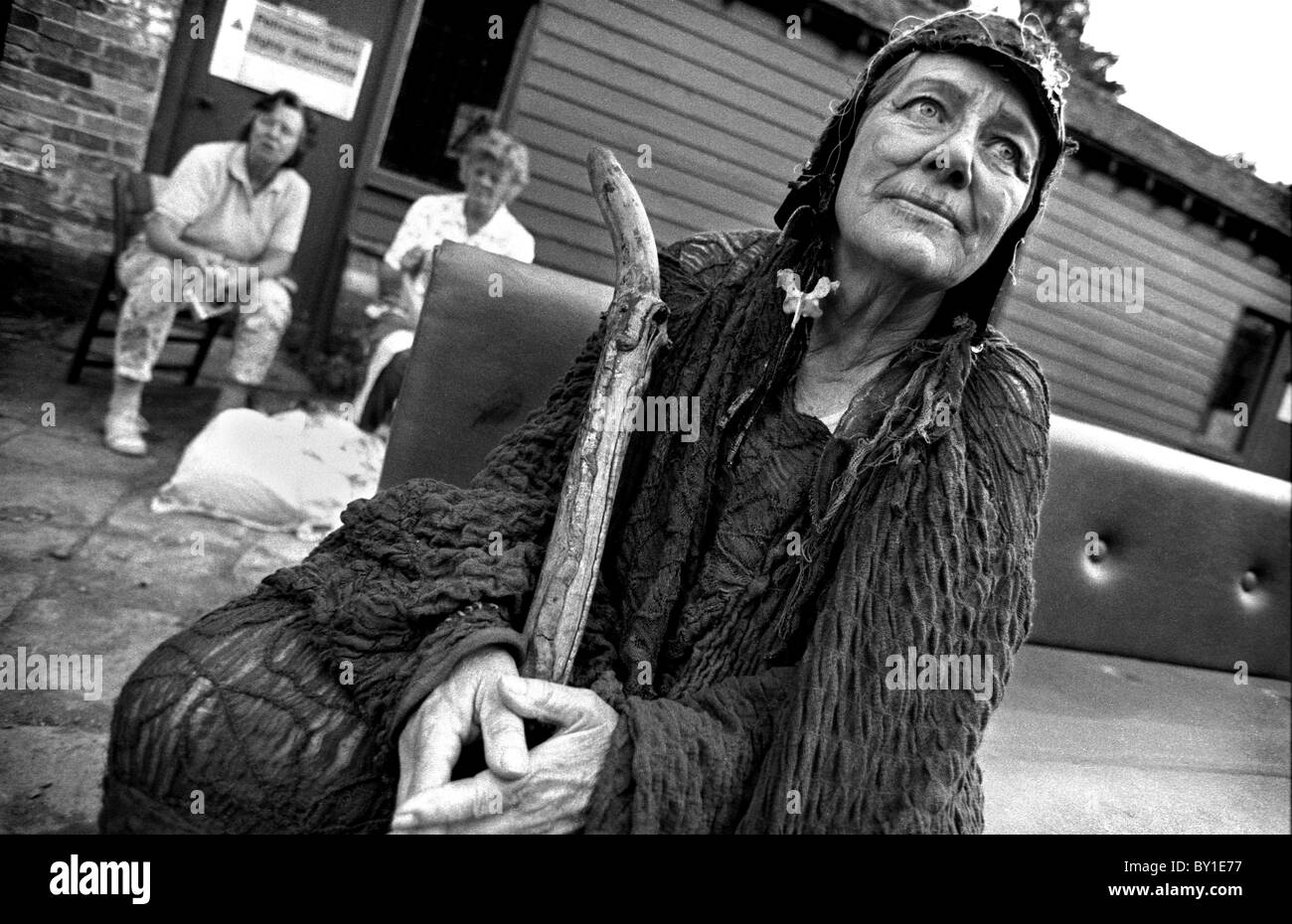 Una delle streghe del back stage presso l'aria aperta la produzione del gioco scozzese, da Shakespear, Brownsea Island, Poole, Dorset, Regno Unito. Foto Stock