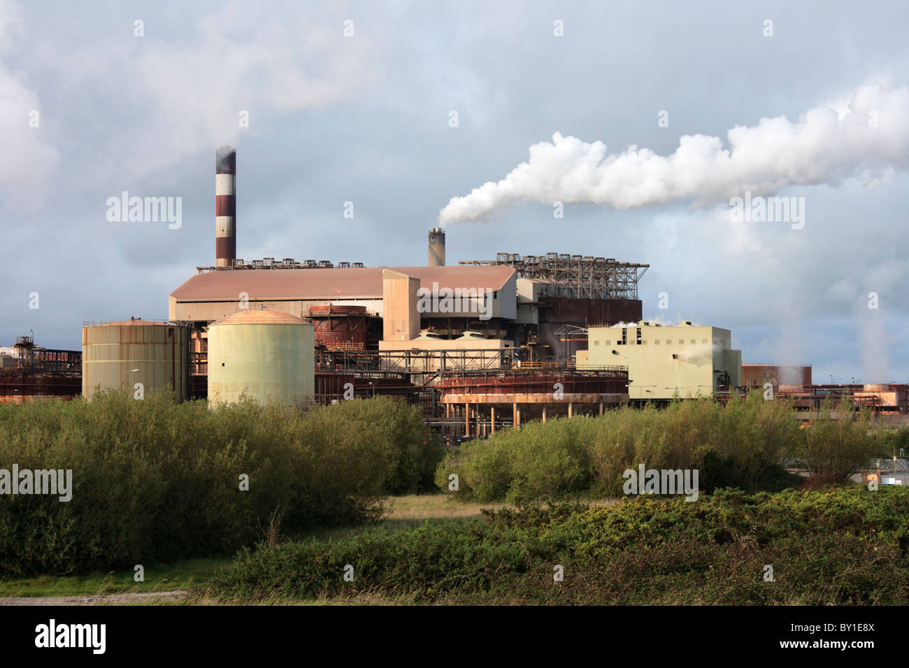 Aughinish allumina, alluminio impianto di raffineria, estuario del fiume Shannon, Irlanda Foto Stock