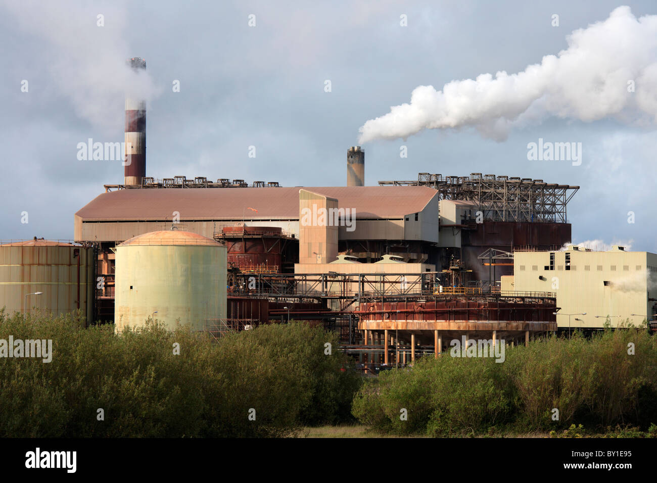 Aughinish allumina, alluminio impianto di raffineria, estuario del fiume Shannon, Irlanda Foto Stock