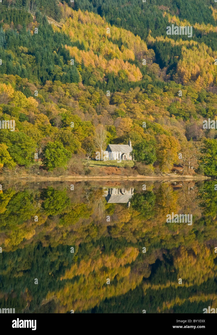 Trossachs Chiesa e autunno riflessioni sul Loch Achray nr Aberfoyle Trossachs distretto di Stirling Scozia Scotland Foto Stock
