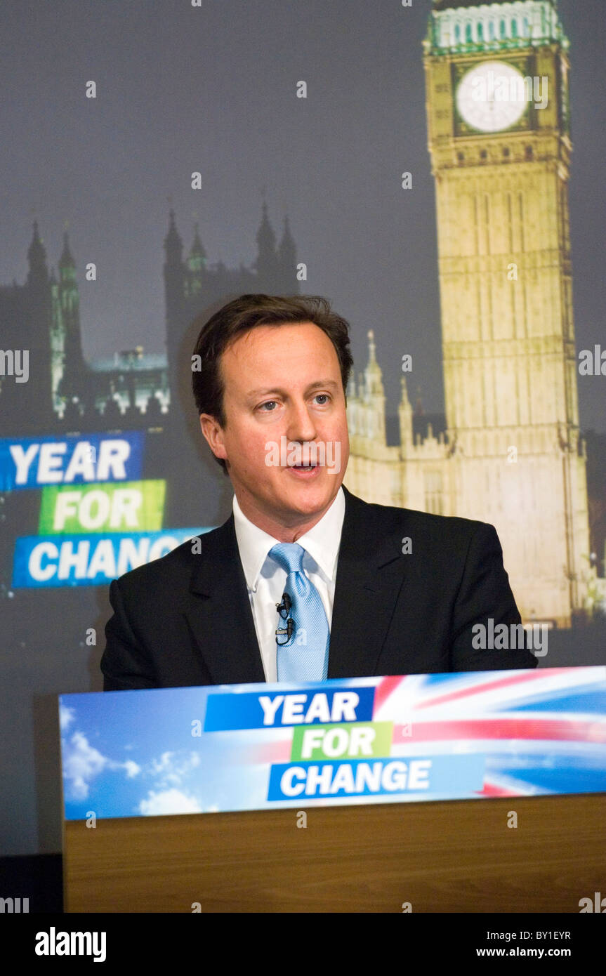 Il leader del Partito conservatore David Cameron MP. Nuovi anni discorso 02 gen 2010. Fattoria Sansomes Studios, nr Woodstock, Oxon. Foto Stock