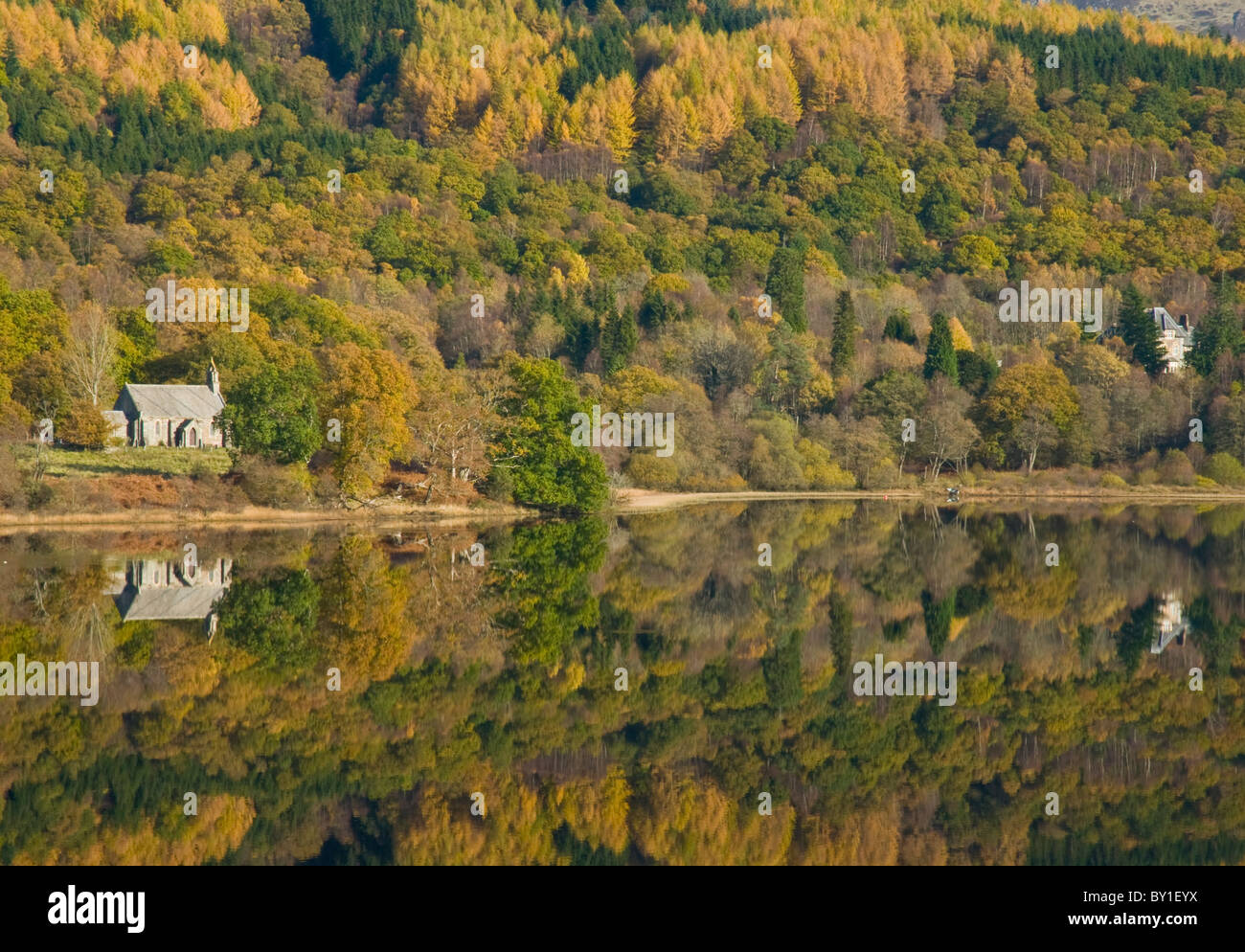 Trossachs Chiesa e autunno riflessioni sul Loch Achray nr Aberfoyle Trossachs distretto di Stirling Scozia Scotland Foto Stock