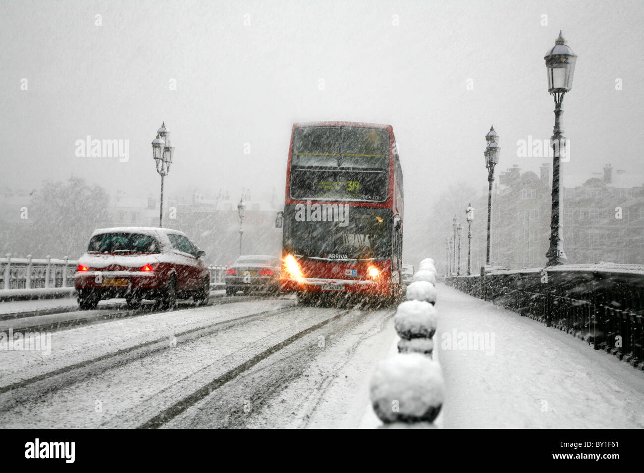 Bufera di neve sul ponte di Battersea, a Chelsea, Londra, Regno Unito Foto Stock