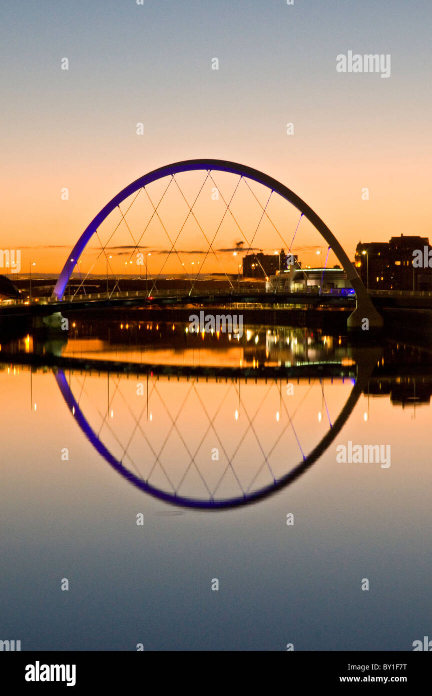 Glasgow ponte ad arco sul fiume Clyde a Glasgow Scozia sunrise Foto Stock