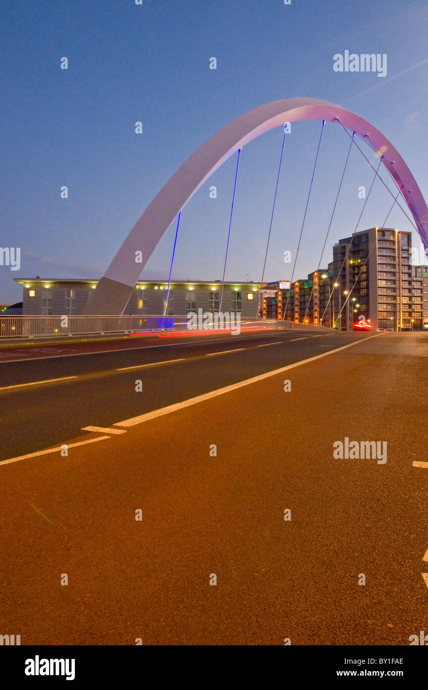 Glasgow ponte ad arco, Squinty Bridge, Fiume Clyde a Glasgow Scozia di notte Foto Stock