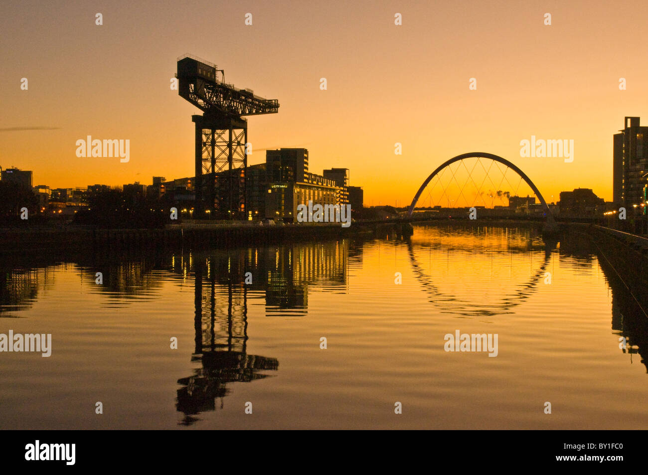 Finnieston gru e Glasgow ponte ad arco fiume Clyde al sunrise Scozia Scotland Foto Stock