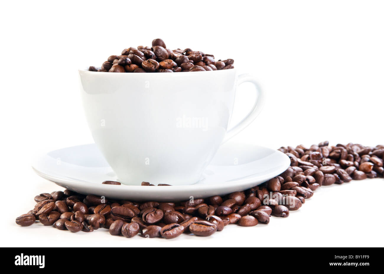 Coppa piena di chicchi di caffè Foto Stock