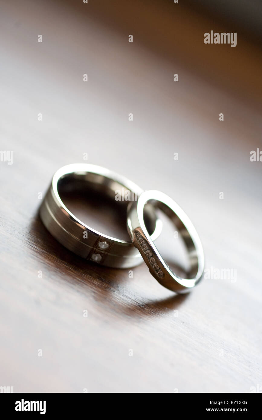 Sposa e lo sposo anelli con inserti in diamante su legno Foto Stock