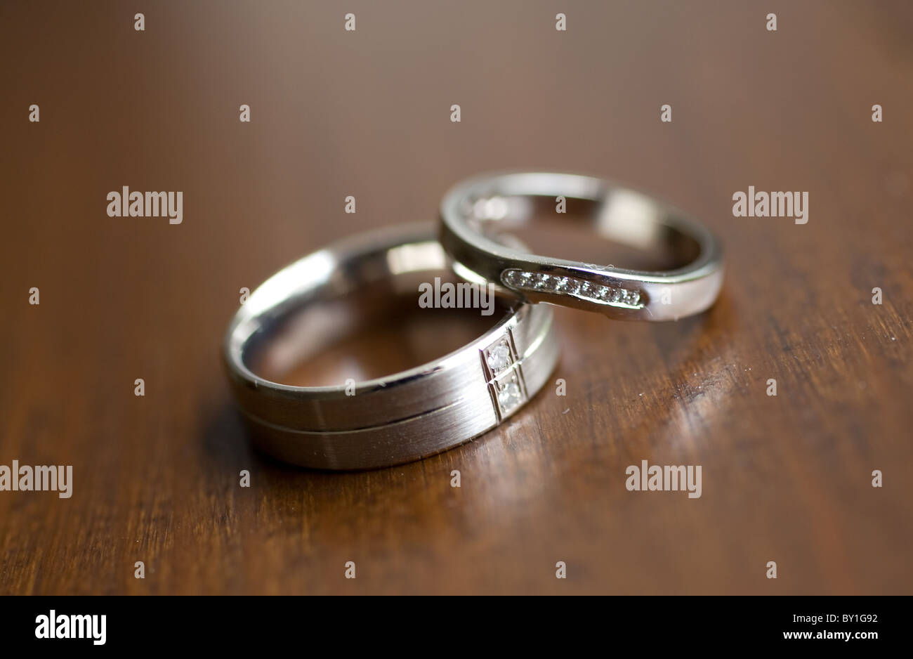 Sposa e lo sposo anelli con inserti in diamante su legno Foto Stock