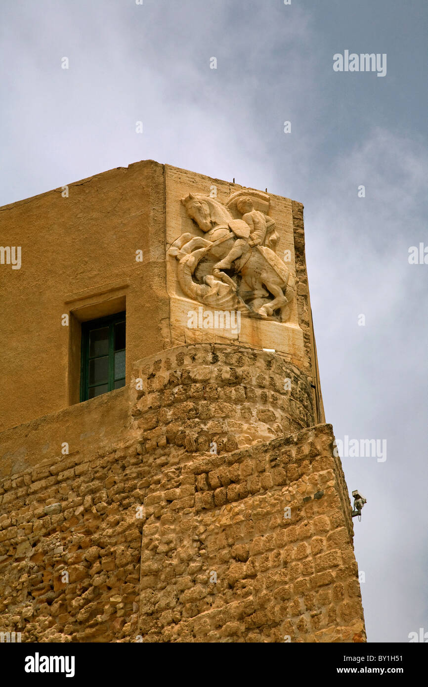 Tripoli, Libia; un bassorilievo di San Giorgio che uccide il drago sul castello e museo Jamahariya nella storica città vecchia Foto Stock