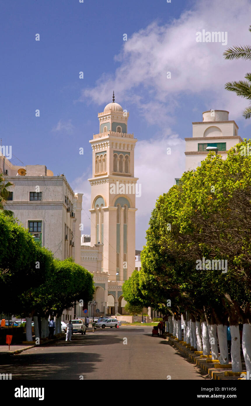 Tripoli, Libia; Il minareto dalla ex Cattedrale si è trasformata in una moschea in una delle strade del centro di Tripoli Foto Stock