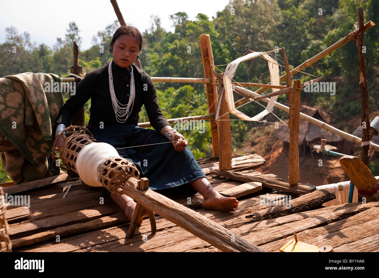 Myanmar Birmania, Keng Tung (Kyaing Tong). Un Ann (ENN) lady thread di filatura sulla piattaforma di casa sua, Paunglea village, Keng Foto Stock