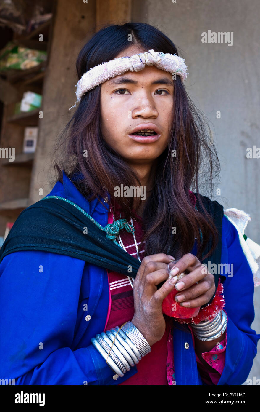 Myanmar Birmania, Keng Tung (Kyaing Tong). Un giovane Ann (Ita) uomo shopping per le merci nel villaggio Pintauk, Keng Tung. Foto Stock