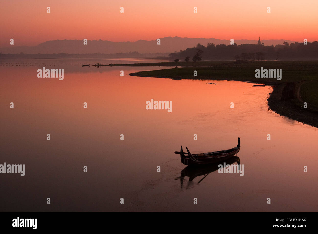 Myanmar Birmania Amarapura. Sunrise al Lago Taungthaman, Amarapura, con Pagoda Kyauktawgyi appena visibile sopra gli alberi. Foto Stock