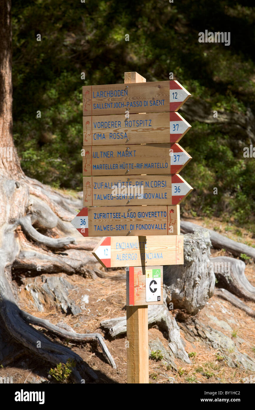 AVS trail segni in Val Martello, Alto Adige, Italia. Per Larchboden, Cima  Rossa, Rif.Martello, Zuffalhütte, Zufrittsee Foto stock - Alamy