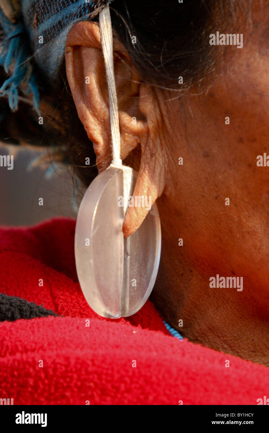Myanmar Birmania, Naga Hills. Un Naga donna nel villaggio di Leshi indossando un raramente visto in vetro tradizionale orecchio disco-ring, il suo peso Foto Stock