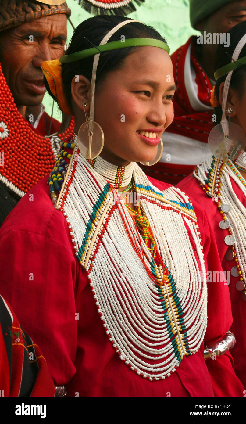 Myanmar Birmania, Naga Hills. Una bella ragazza Naga celebra il Naga Anno Nuovo Festival in Leshi village. Foto Stock