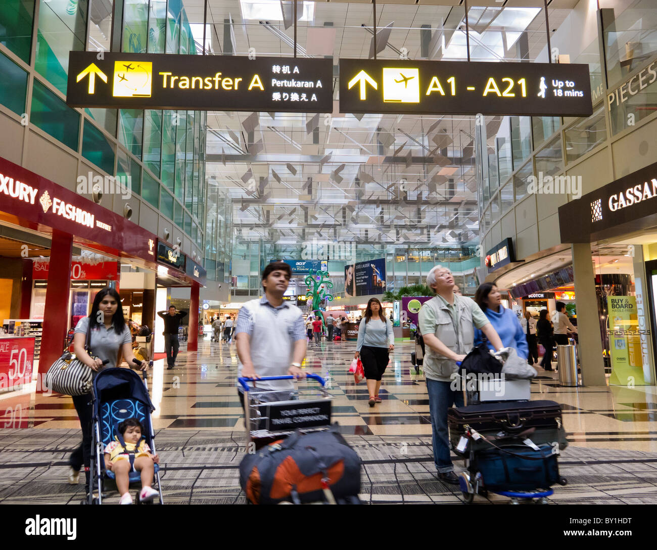 Interno del nuovo Terminal 3 dell'Aeroporto Internazionale di Changi a Singapore Foto Stock