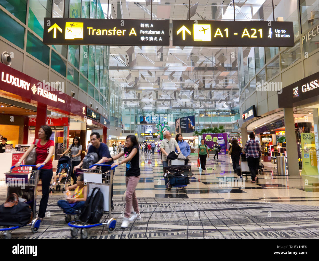 Interno del nuovo Terminal 3 dell'Aeroporto Internazionale di Changi a Singapore Foto Stock