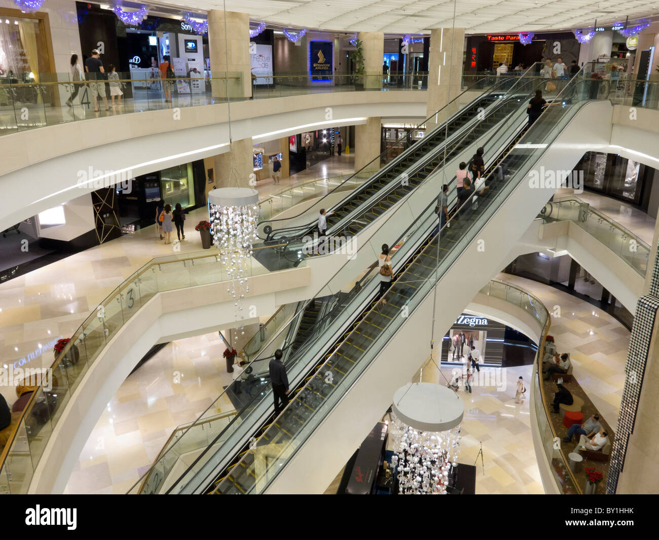 Vista interna del moderno centro commerciale di Orchard Road a Singapore Foto Stock