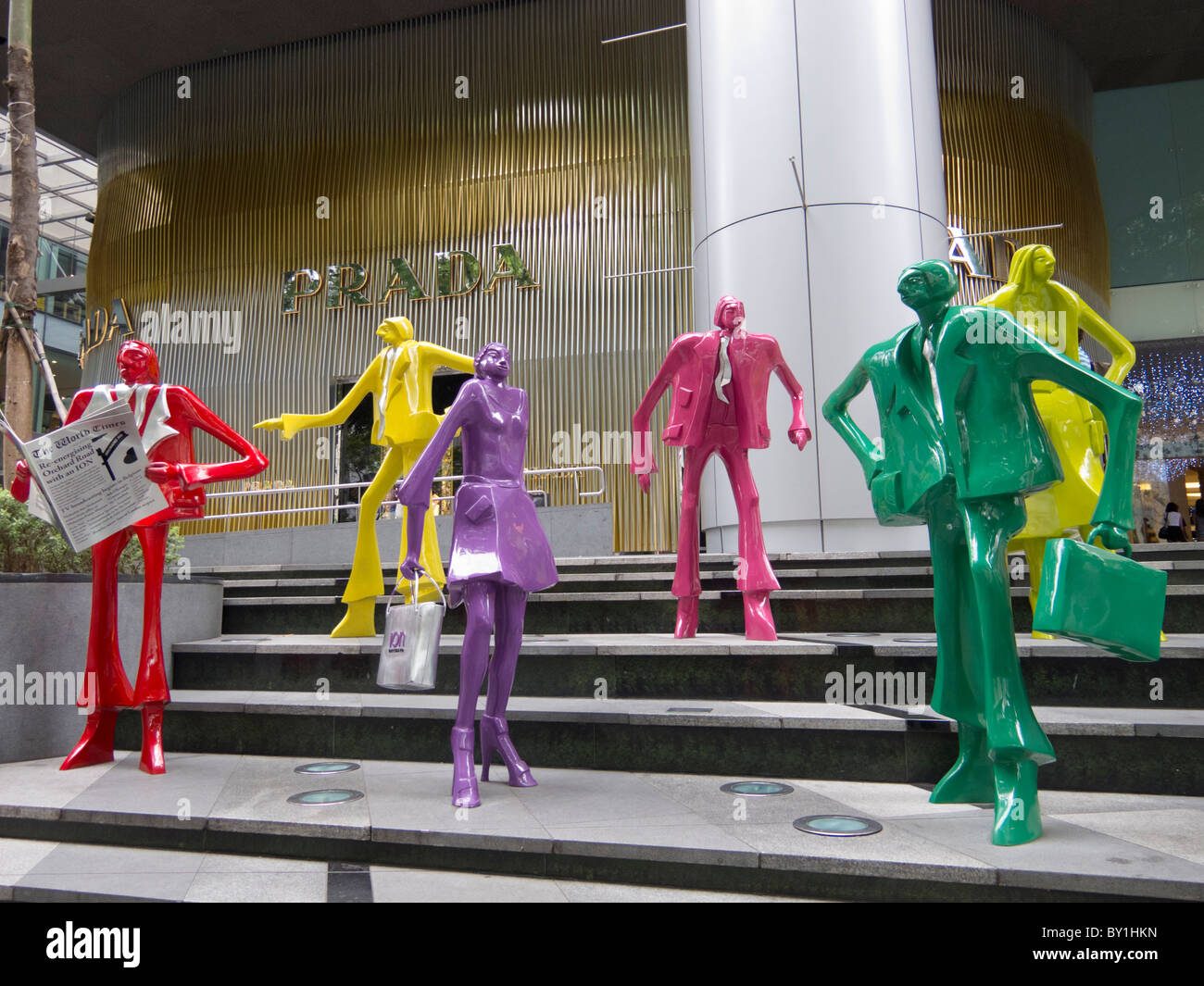 Colorata arte moderna sculture al di fuori del centro commerciale di Orchard Road a Singapore Foto Stock