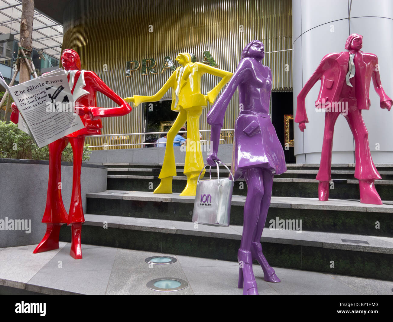 Colorata arte moderna sculture al di fuori del centro commerciale di Orchard Road a Singapore Foto Stock