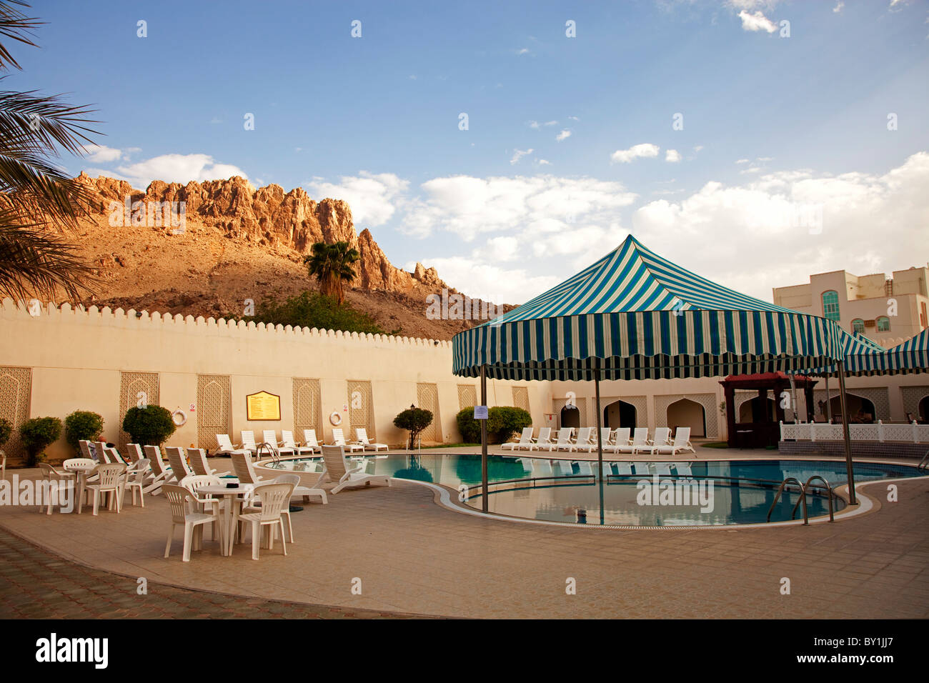 Oman, Nizwa. La piscina al Falaj Jaris Hotel è circondato da il Jabal Akhdar montagne. Foto Stock