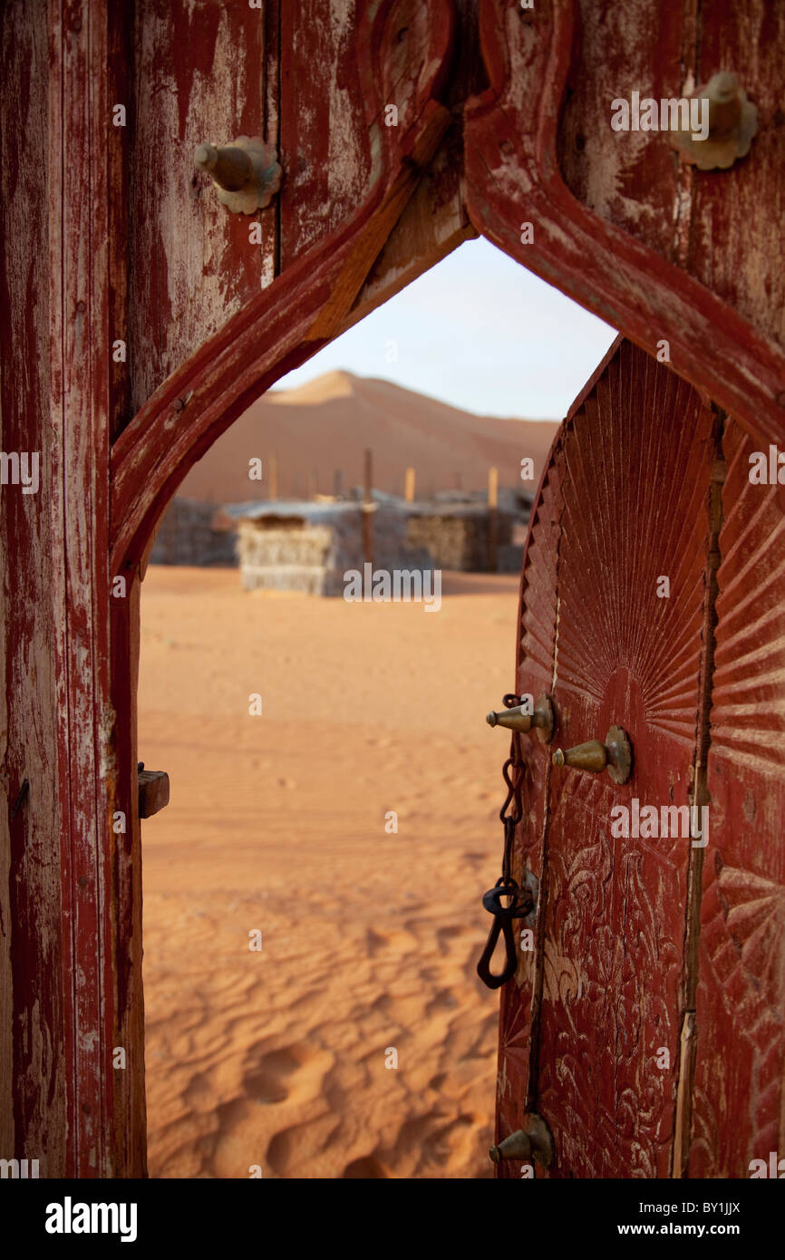 In Oman Wahiba Sands. La porta che conduce nel deserto nomadi Camp. Foto Stock