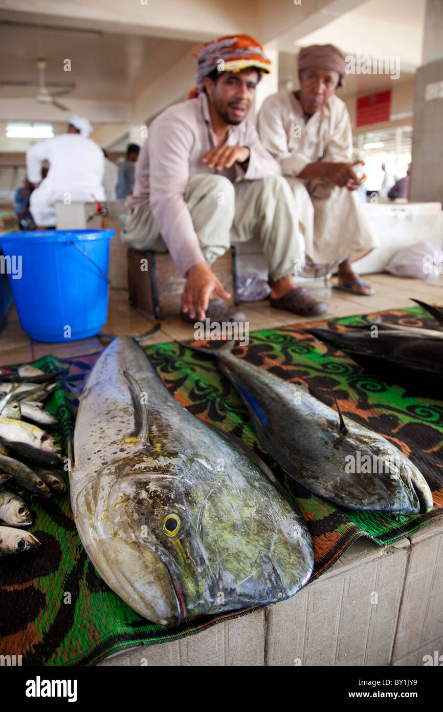 In Oman Muscat. Omani gli uomini la vendita di pesce fresco al Mutra Mercato del Pesce. Foto Stock