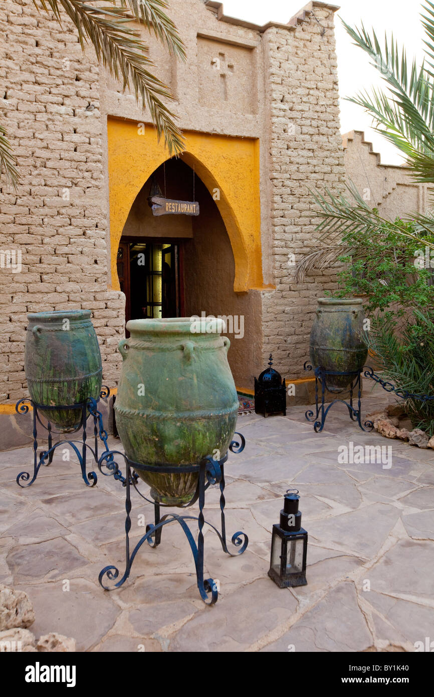 Dettagli decorativi dell'interno dell'Hotel Kasbah Xaluca in Erfoud, Marocco. Foto Stock