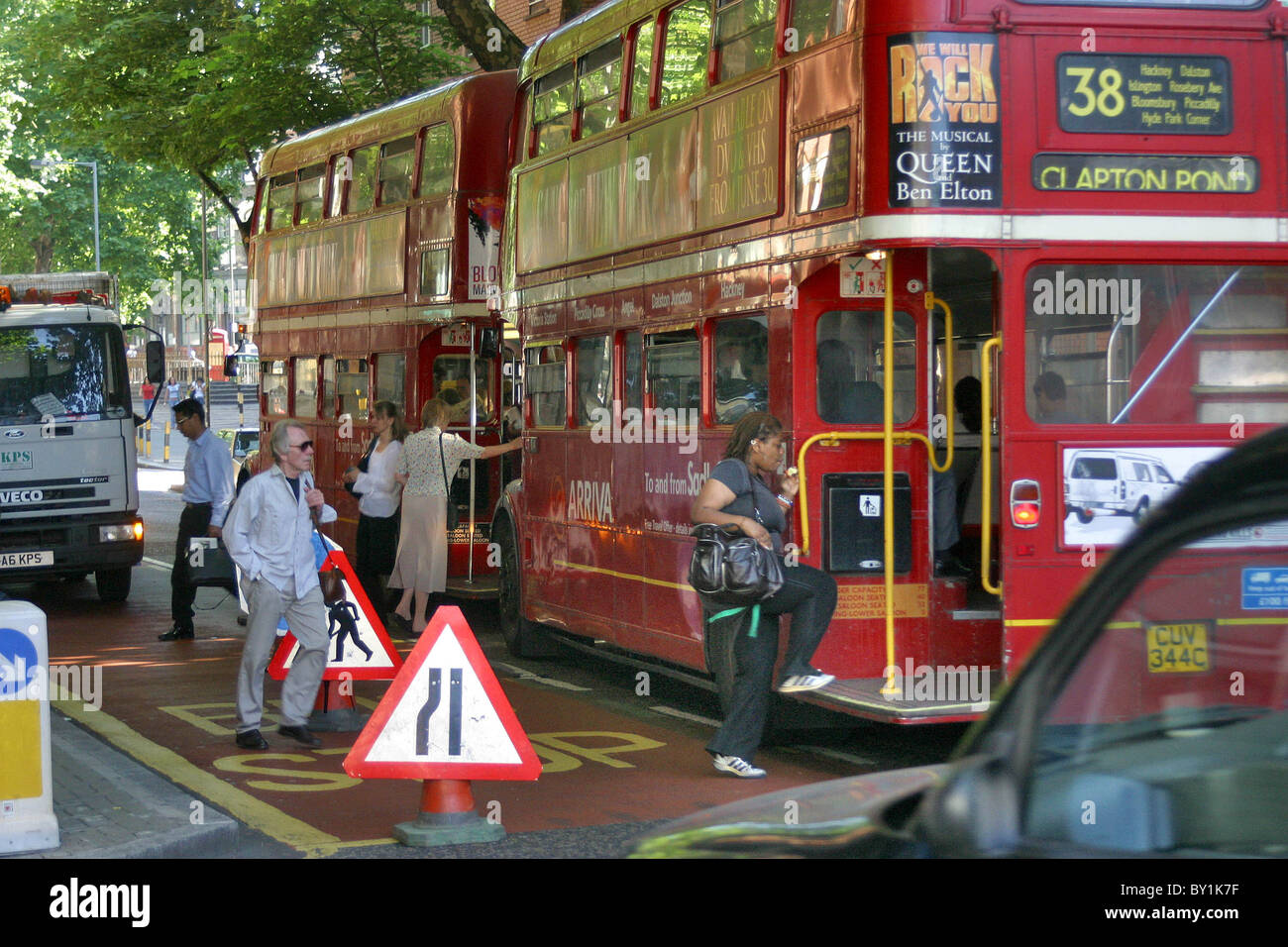 Londra in estate, persone di salire a bordo di un vecchio stile routemaster rosso double decker bus Foto Stock