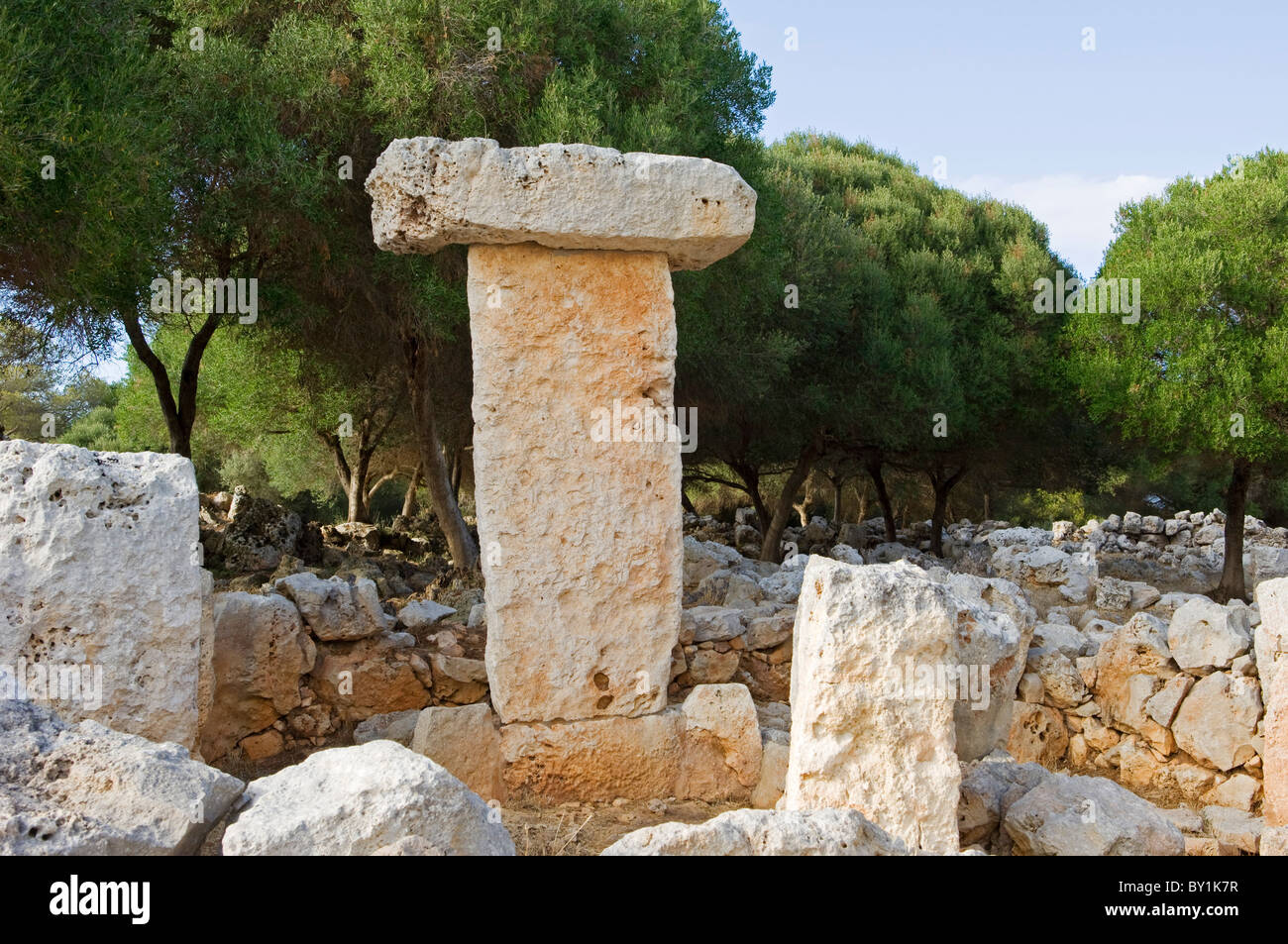 Spagna Minorca. Una Taula o Talayot, un antico monumento megalitico di contrassegnare un luogo di sepoltura a Binissafuller. Foto Stock