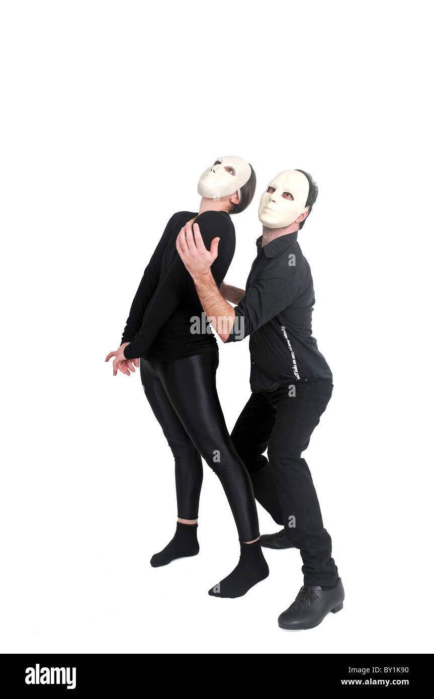 Gli attori mascherati in un teatro fisico su sfondo bianco Foto Stock