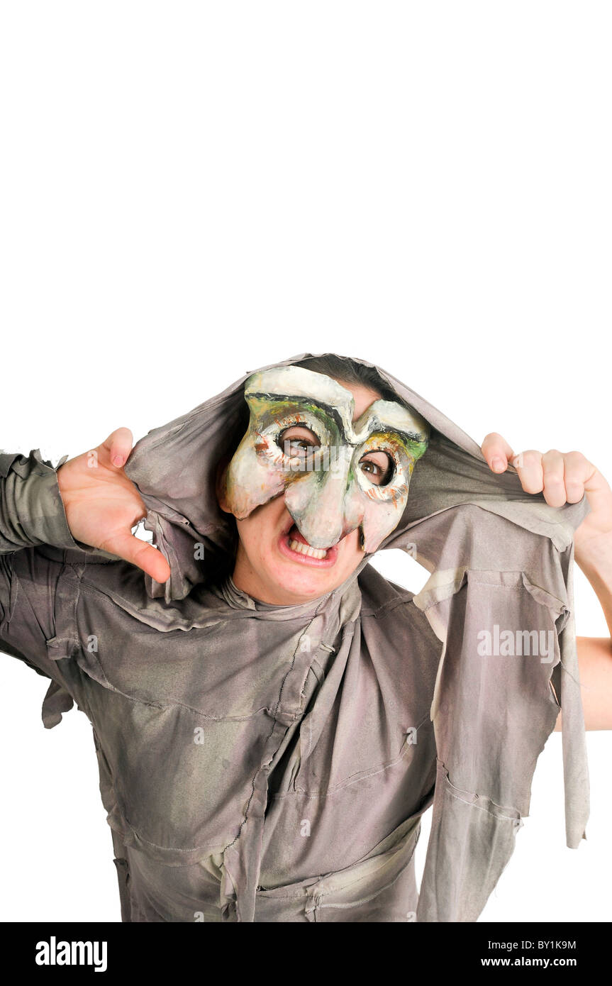 Attore mascherato in un teatro fisico su sfondo bianco Foto Stock