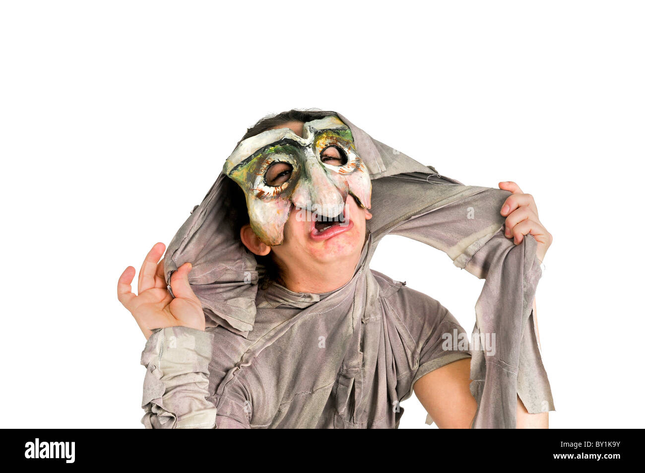 Attore mascherato in un teatro fisico su sfondo bianco Foto Stock