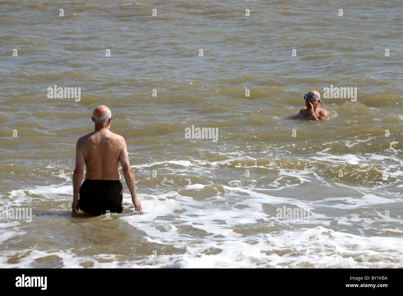 Due uomini anziani a una nuotata in mare Foto Stock