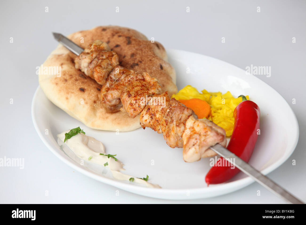 Alla brace pollo shish kebab spiedini con pita Foto Stock