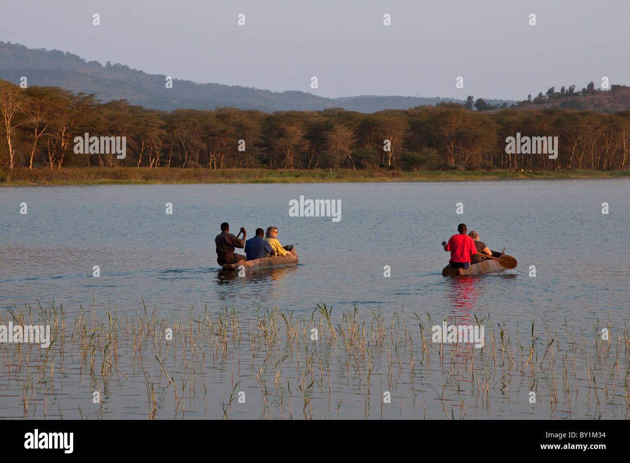 Nel tardo pomeriggio, i visitatori al Lago Babati sono presi in piroga canoe per visualizzare gli ippopotami e uccelli acquatici. Foto Stock