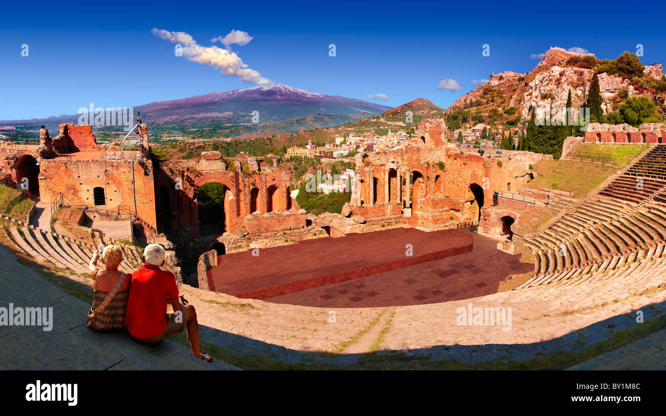 Taormina Anfiteatro greco con il Monte Etna Vulcano a distanza, Sicilia Foto Stock