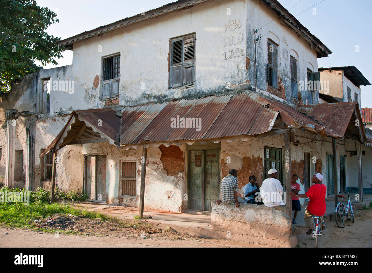 Un grande abbandonato merchant s house in uno di Pangani s strade principali. Una volta un centro di commercio swahili e il lavoro in condizioni di schiavitù, Foto Stock