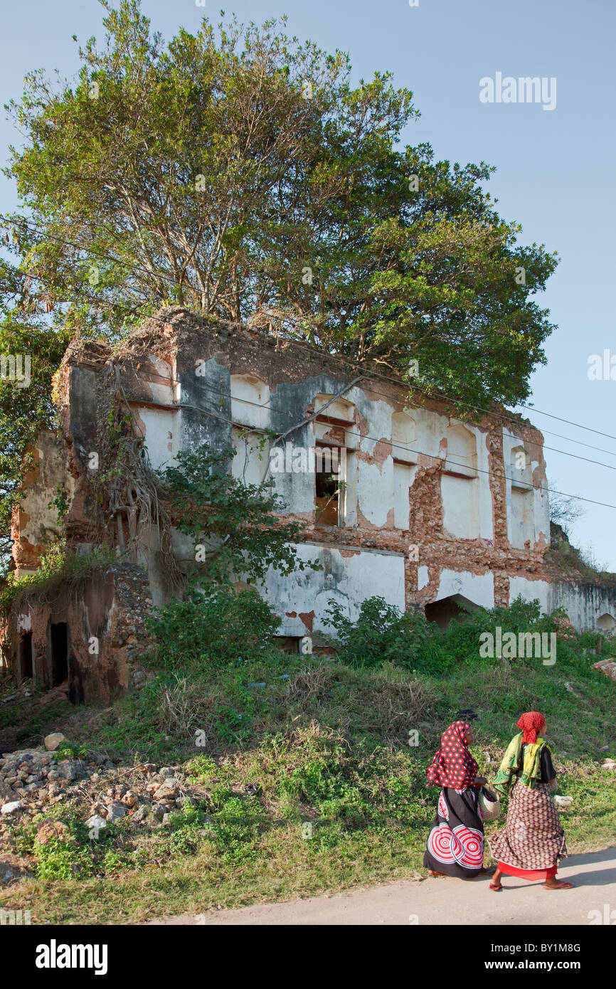 Le rovine di una grande merchant s house vicino alle rive del fiume Pangani. Foto Stock
