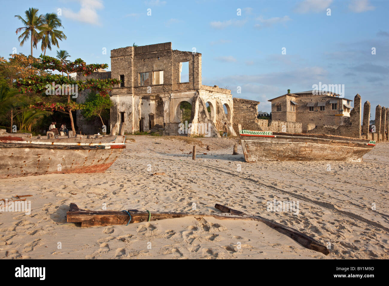 Le rovine della vecchia dogana tedesca casa costruita nel 1895. Tra il 1887 e il 1891, Bagamoyo fu la capitale del tedesco in Africa orientale. Foto Stock