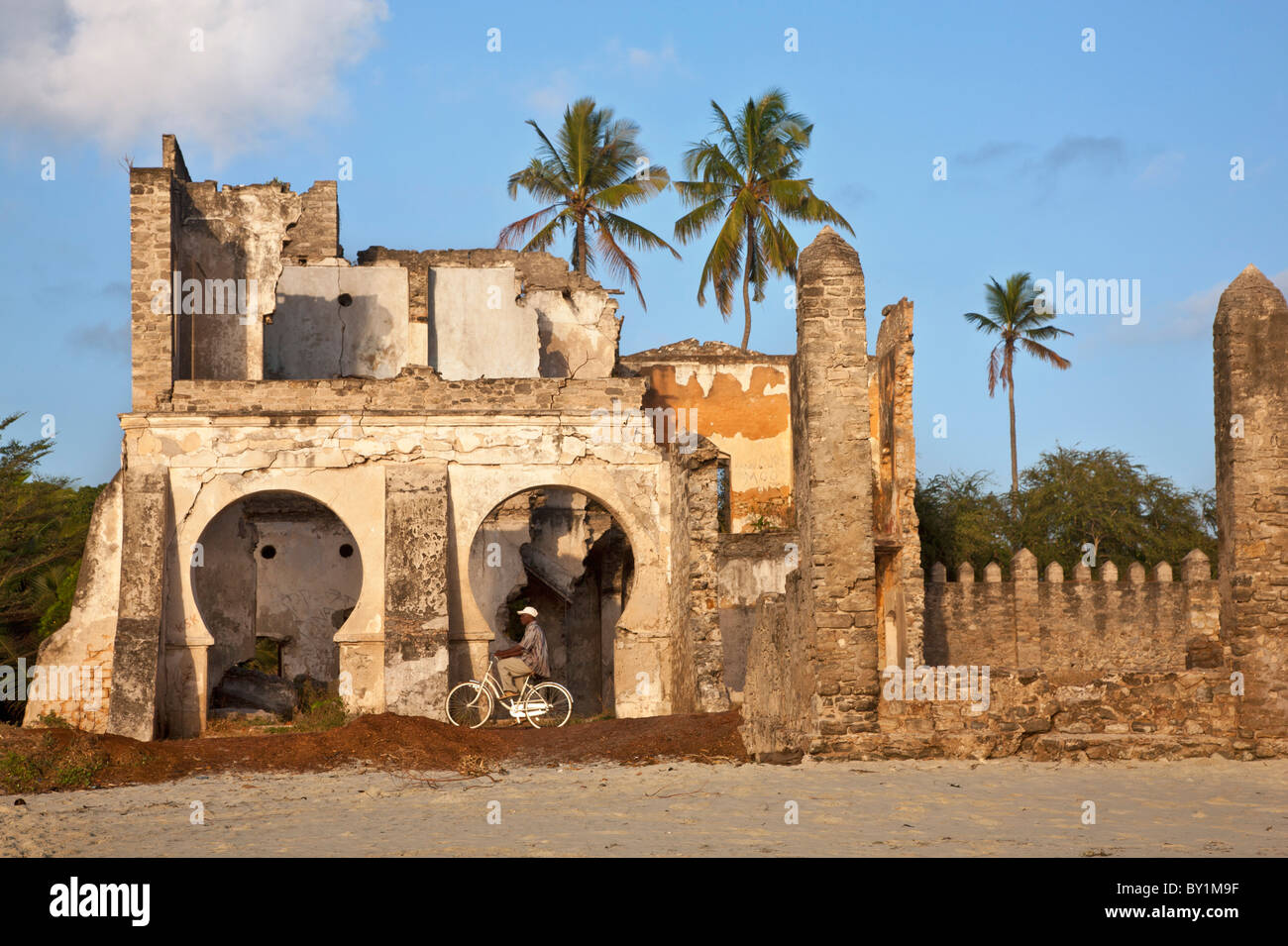 Le rovine della vecchia dogana tedesca casa costruita nel 1895. Tra il 1887 e il 1891, Bagamoyo fu la capitale del tedesco in Africa orientale. Foto Stock