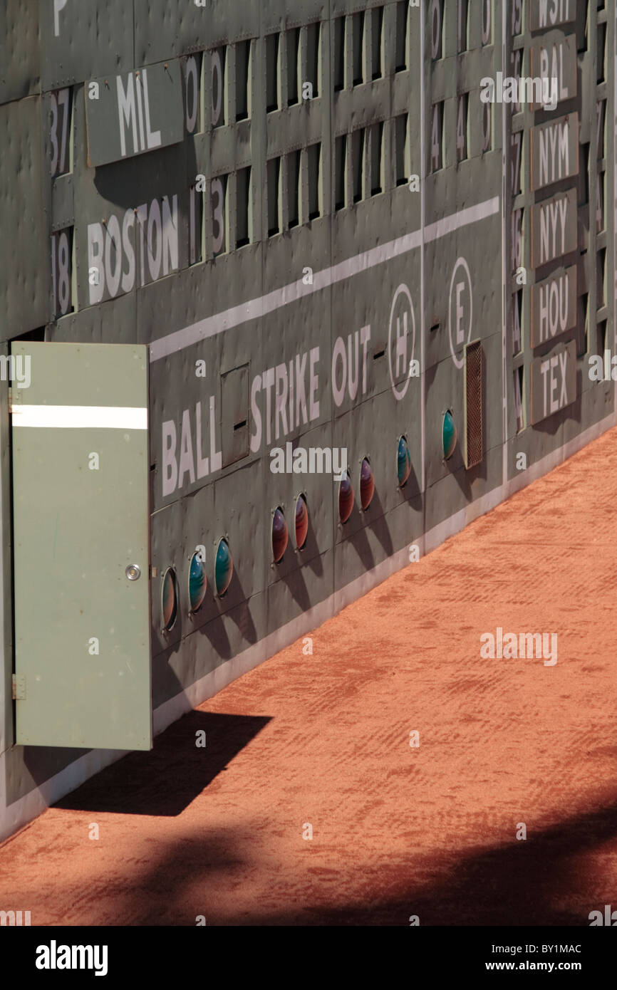 Aprire lo sportello sul Green Monster scoreboard al Fenway Park Boston Massachusetts Foto Stock