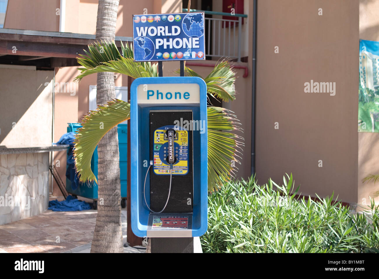 Mondo di telefoni a pagamento Telefono incoraggiando i turisti a chiamare casa Foto Stock