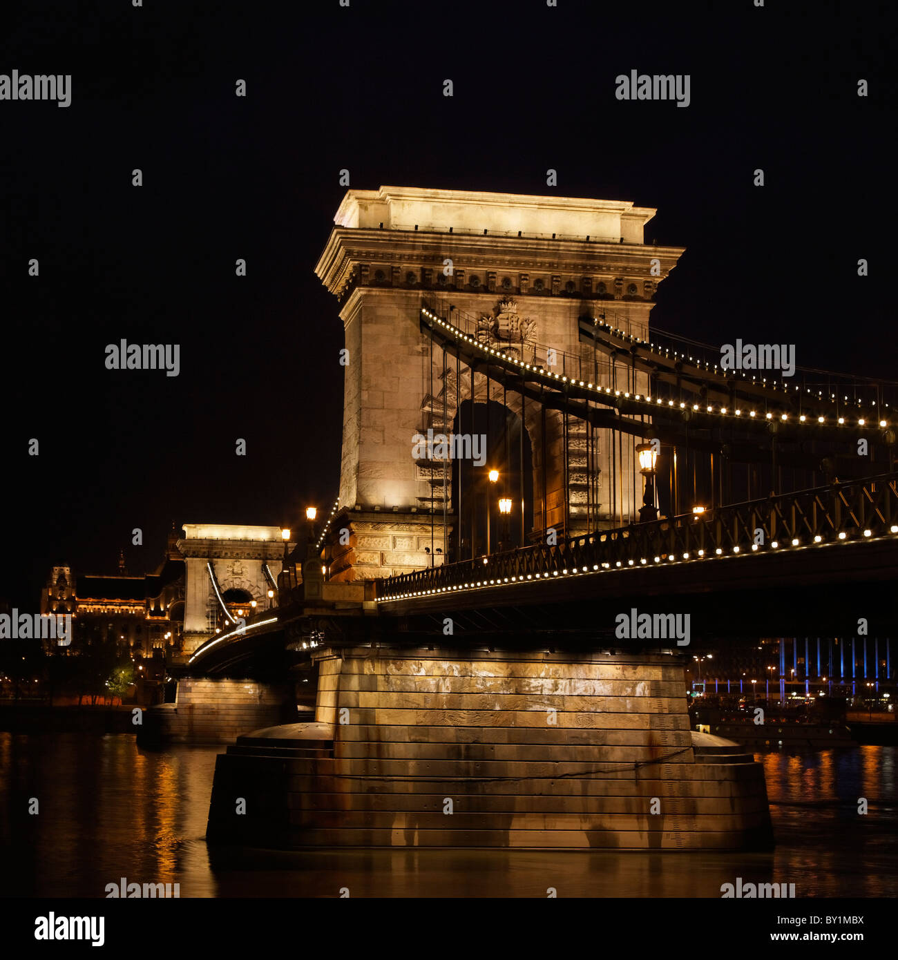 Ponte delle catene di Szechenyi di notte Foto Stock