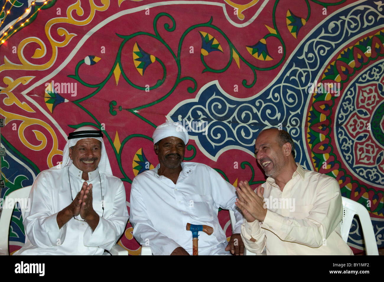 Bedouin sheikh celebra con ospiti durante il figlio il matrimonio tradizionale celebrazione. El Tur, Sinai, Egitto Foto Stock